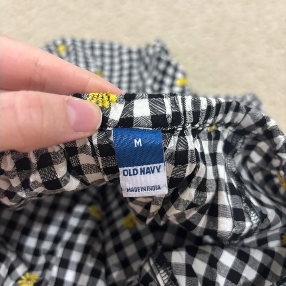 Old Navy Black and White Gingham Top with Yellow Daisy Floral Print Embroidery M